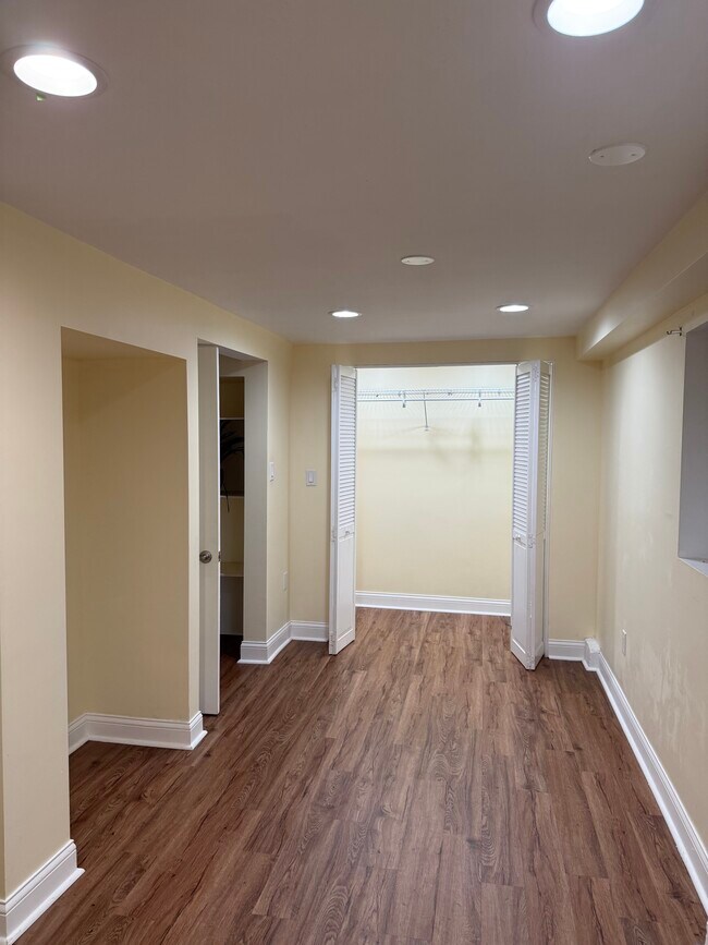 Building Photo - 4143 W Roscoe St