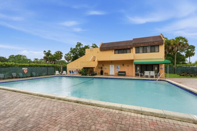 Building Photo - 430 Commodore Dr