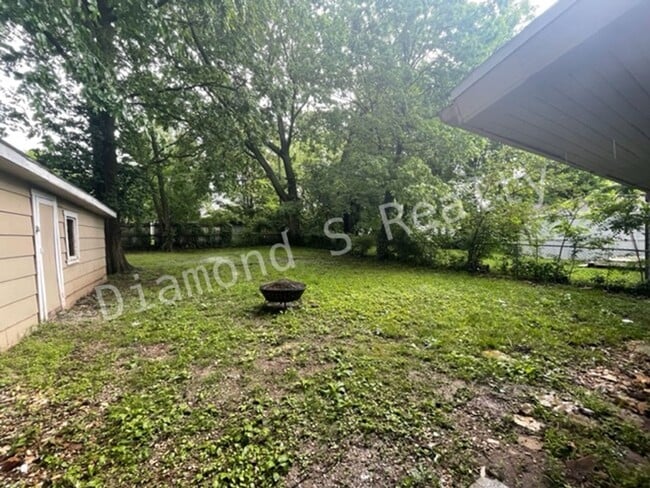 Building Photo - 3 Bedroom Home Available Early June!
