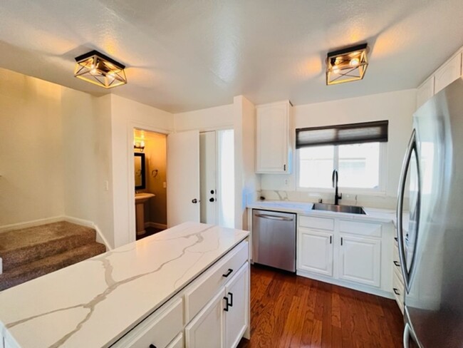 Building Photo - Move-in Ready 2BD/2.5BA Townhome in Westsi...
