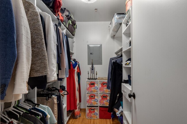 Building Photo - 200 River Pl Dr