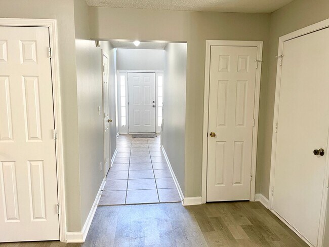 Building Photo - Welcome to this charming 3-bedroom, 2.5-ba...