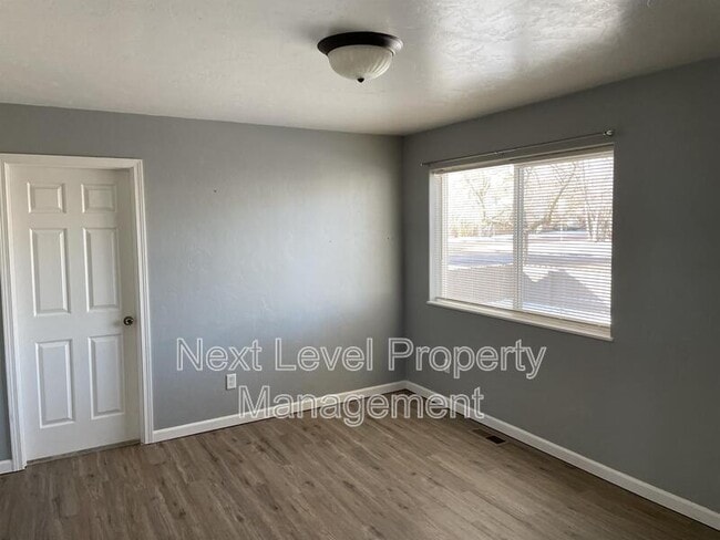 Building Photo - 735 7th Ave E