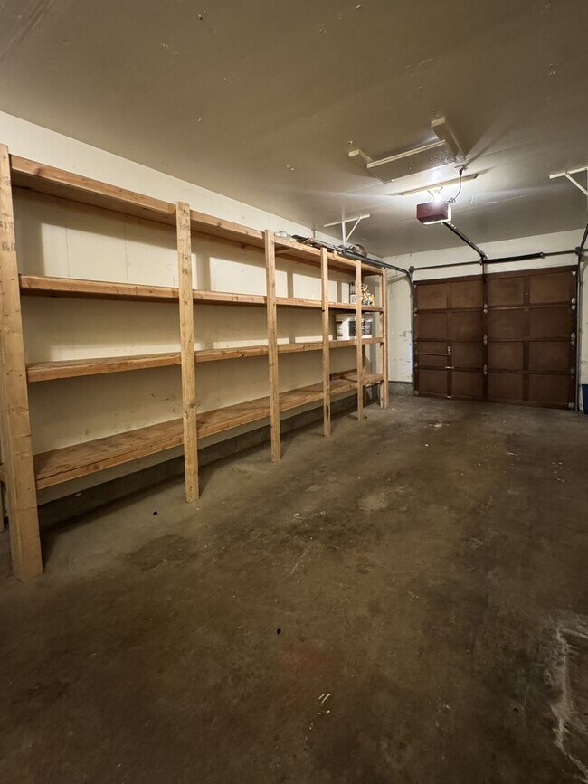 Building Photo - (KIE 1) 2-Bed, 1-Bath Duplex