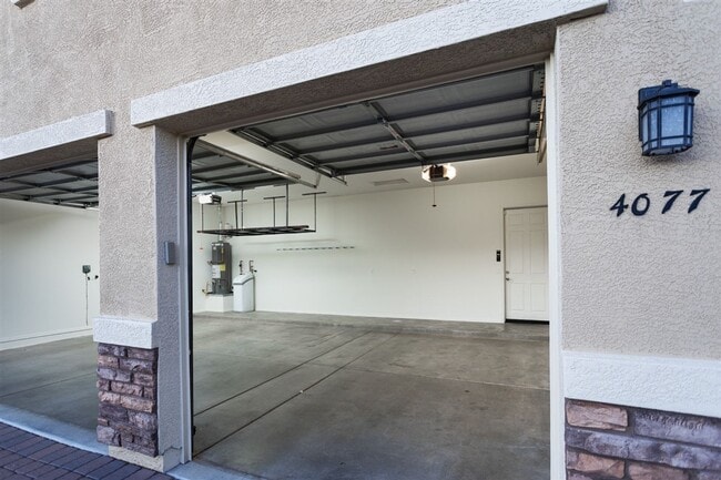 Building Photo - 4077 N Aberdeen Ave