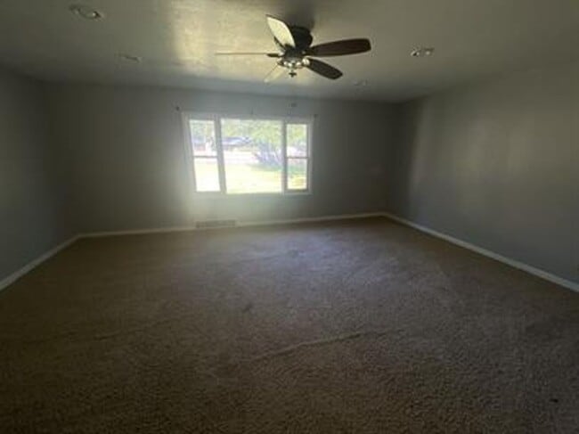 Building Photo - Large 5 bedroom 2 bath home in Derby