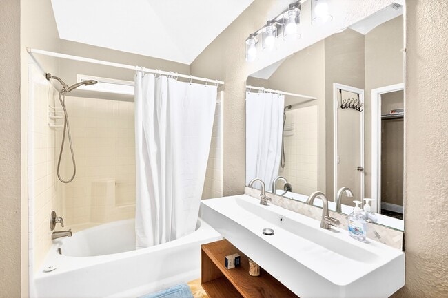 Building Photo - 2230 Howell Ave