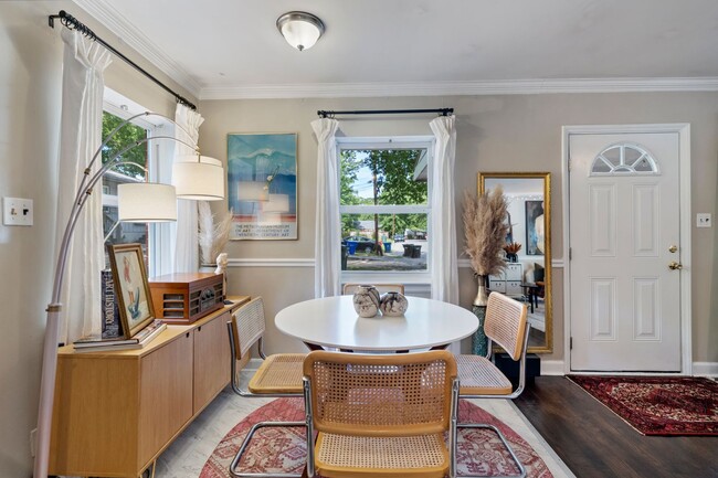 Building Photo - Available mid-June! 2 Bed Duplex In The He...
