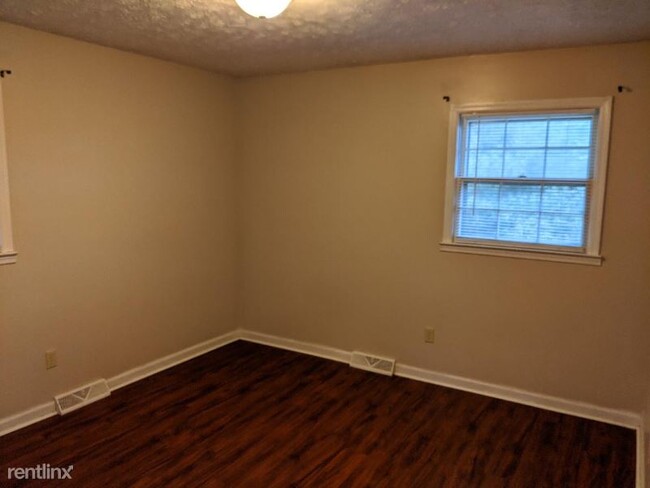 Building Photo - 429 Whispering Hills Dr