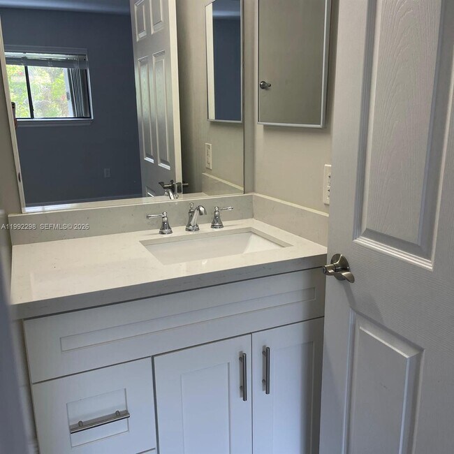 Building Photo - 301 Palm Cir E