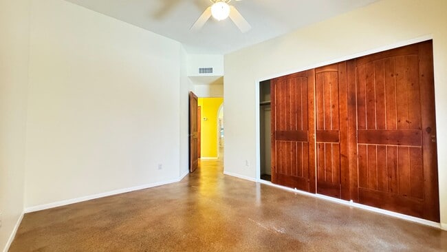 Building Photo - NW (Oracle and Orange Grove) 2 bedroom, 2 bath townhouse, 2 car garage, solar panels, no carpet!