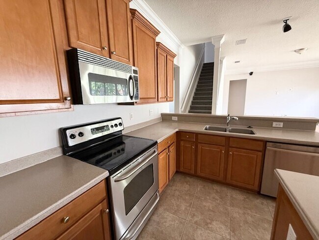 Building Photo - Spacious and well-appointed 4-bedroom, 3.5...