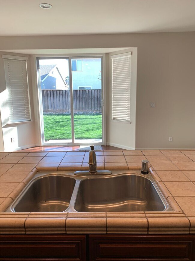 Building Photo - Coming up FOR SALE! Like New Super clean 3/2 West Fresno single story in Central Unified
