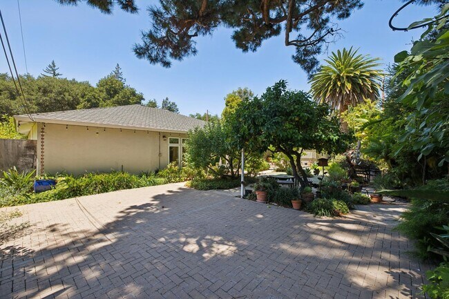 Building Photo - Beautiful Ranch Home with Bonus Room & Detached ADU | Minutes to Downtown
