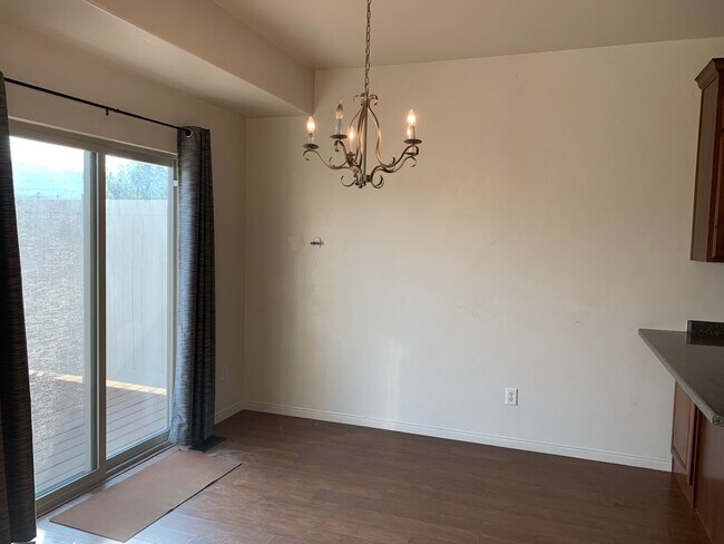 Building Photo - Riverton Townhome with Large Floorplan