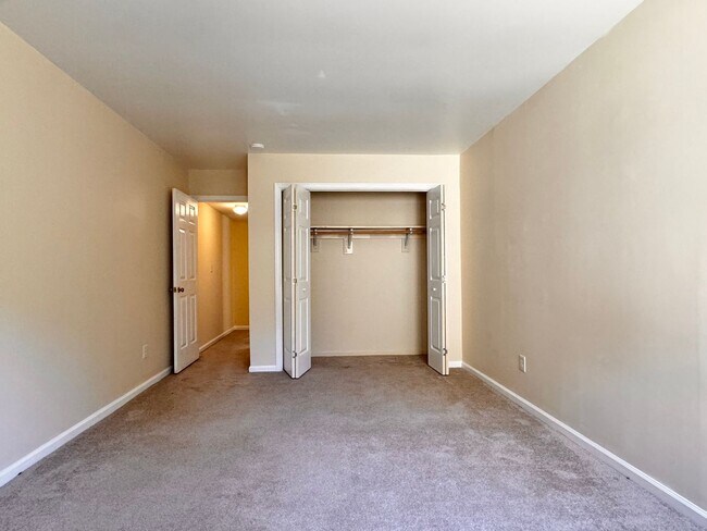 Building Photo - Close to UVA & Downtown-Don't miss this Mi...
