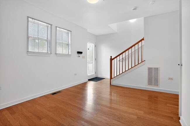 Building Photo - Charming 2BR Townhome in Chicago