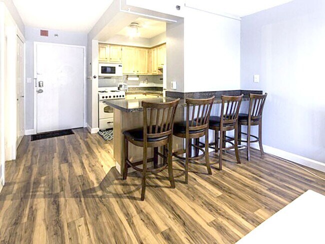 Building Photo - Spacious Studio Apartment with Stunning Vi...