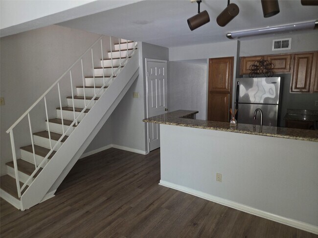 Building Photo - 2425 Holly Hall St