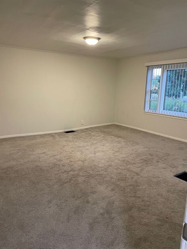 Building Photo - 3 Bedroom, 1 Bath Farmhouse Jamesville-DeWitt School