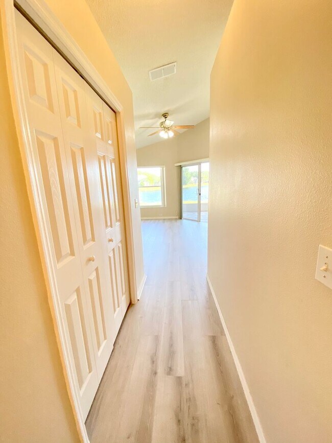 Building Photo - Beautiful Home with Water View in Waterford Lakes!