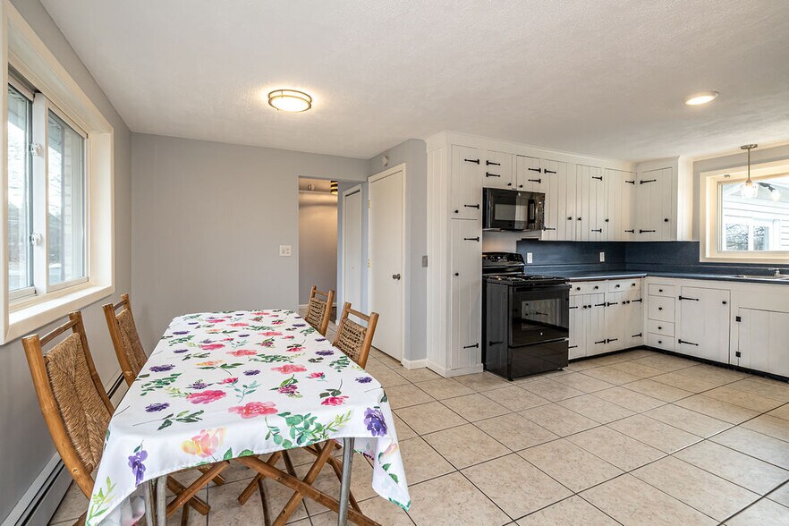 Building Photo - 4559 Makyes Rd