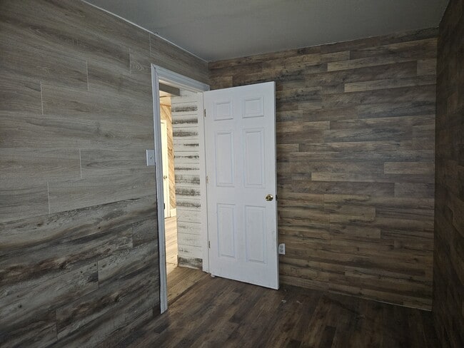 Building Photo - 4009 Oliver Ave