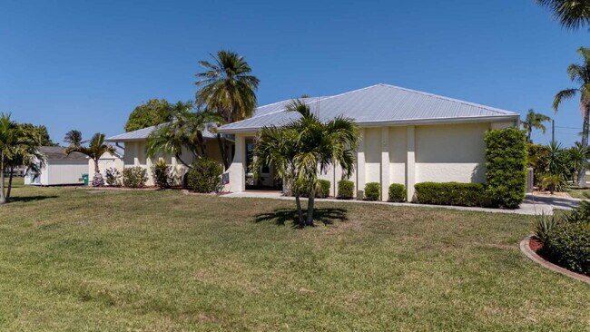 Building Photo - "Spacious 3-Bed Sanctuary with 3.5 Baths in Charming Port Charlotte!"