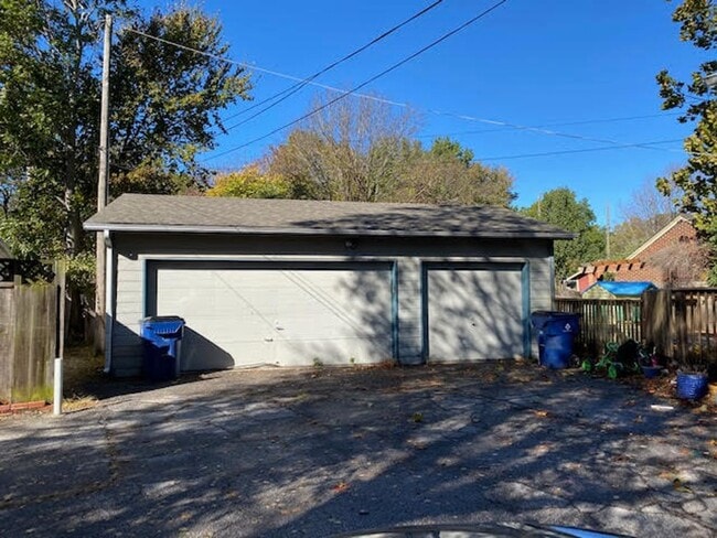 Building Photo - 3 Bedroom 1.5 bath Duplex