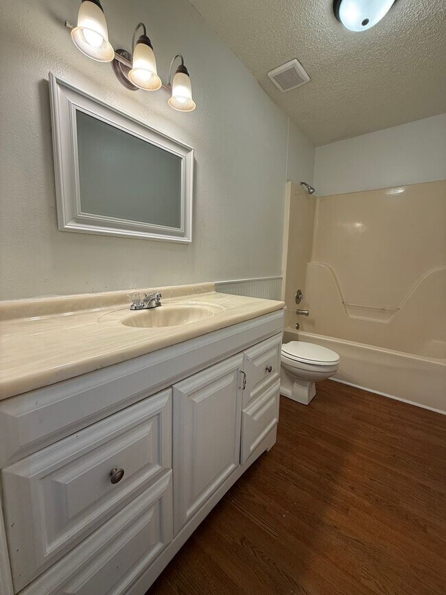 Building Photo - Large Open Floor Plan. 2 Bedroom and 1 Bathroom