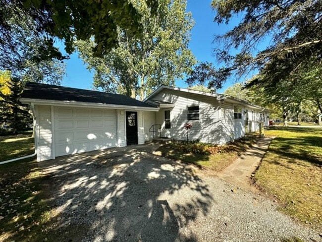 Primary Photo - 2202 Sunny Ln