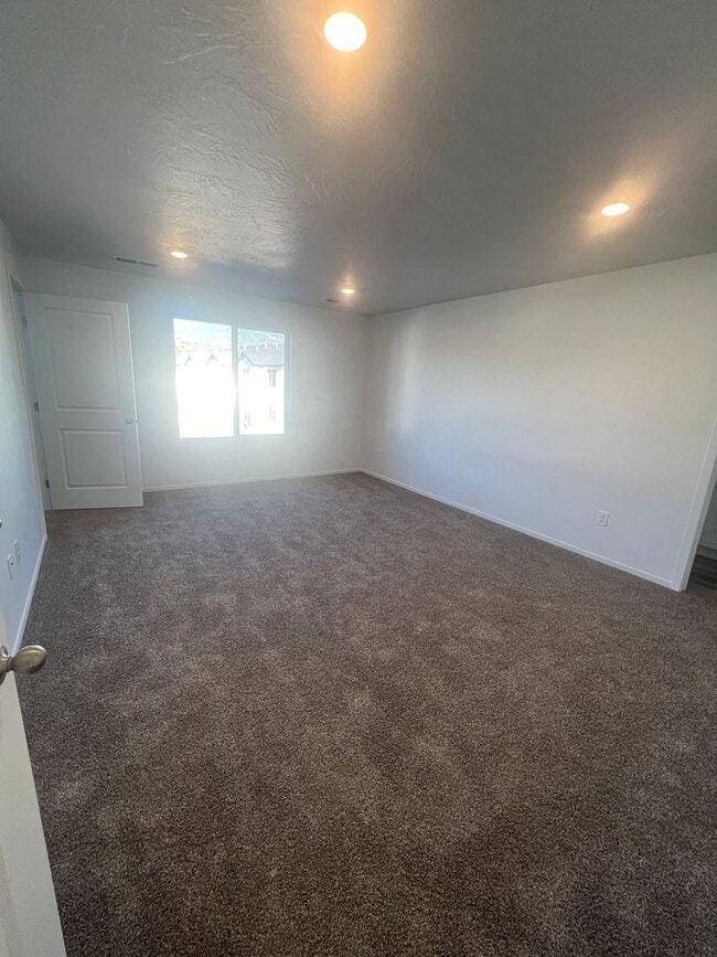 Building Photo - Beautiful spacious 3 bedroom, 2.5 bathroom house located in Cedar City!