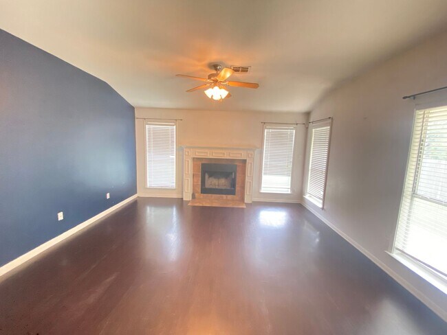 Building Photo - Beautiful 4 bed 2 bath home in White Rock subdivision.