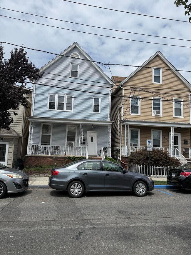 Building Photo - 847 7th St