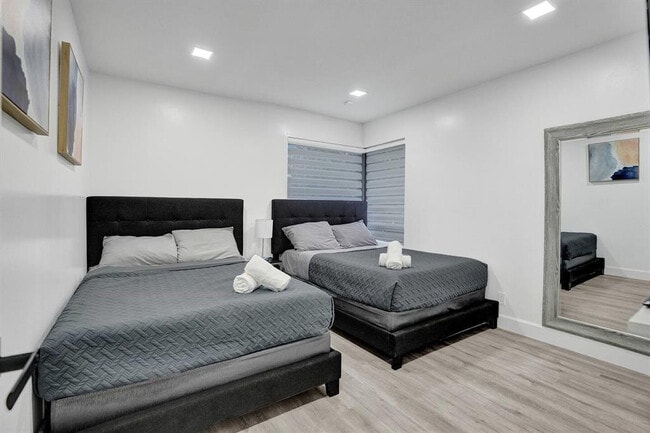 Building Photo - 5434 SW 25th Ave