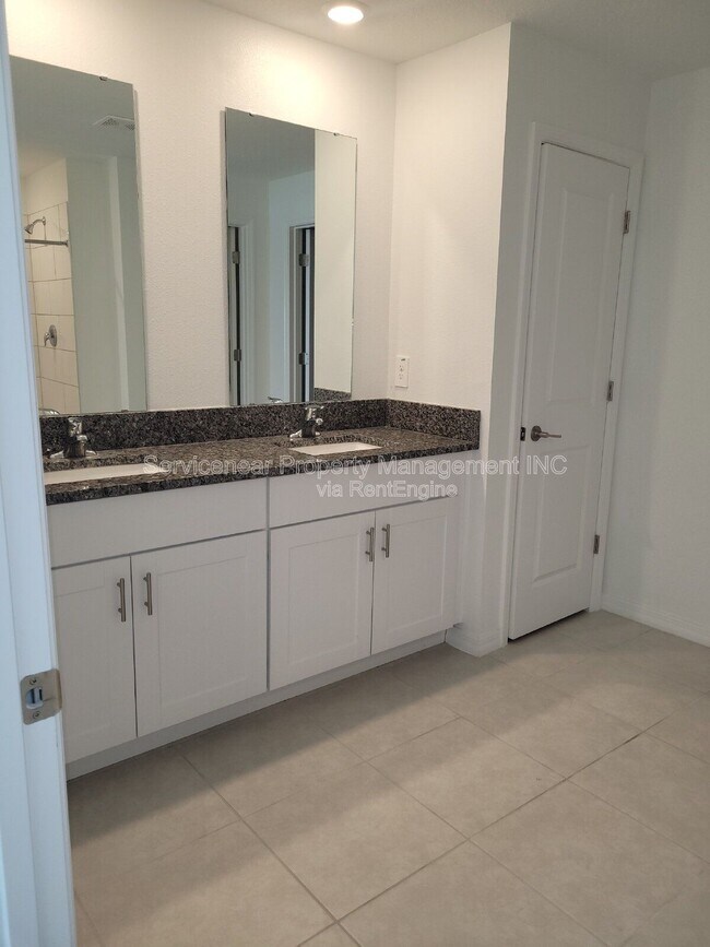 Building Photo - 2240 Gatsby Ln