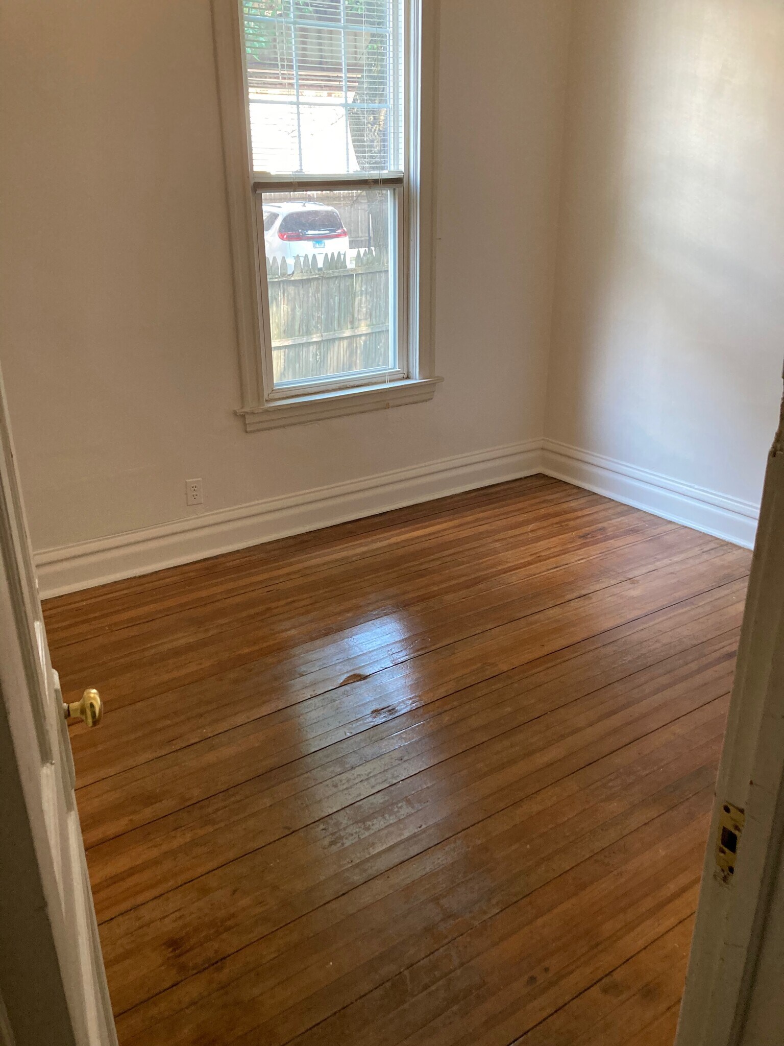 B/R - 1825 W Addison St