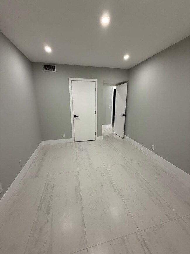 Building Photo - 2191 NE 68th St