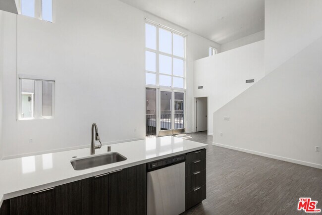 Building Photo - 5750 Hollywood Blvd