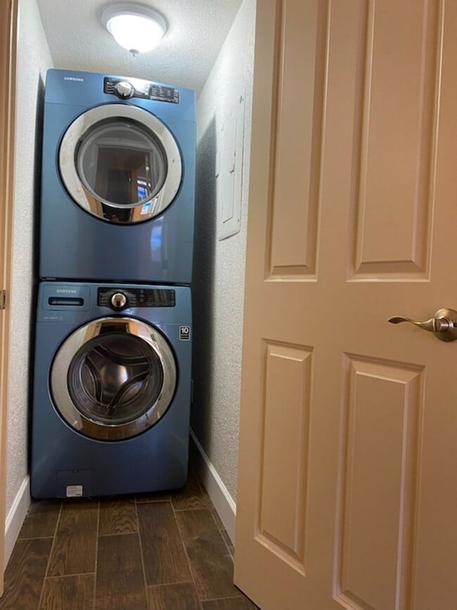 Building Photo - Highly desirable Summer Tree community featuring a 2bedroom 2bathroom ground-floor condo!