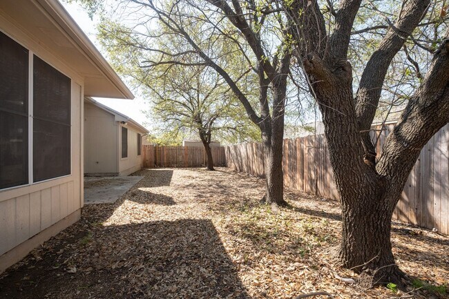 Building Photo - Spacious 4 Bedroom, 2 Bath, 1-Story Home i...
