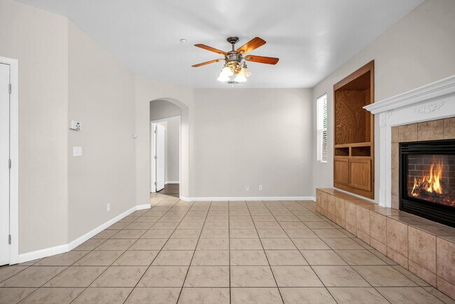 Building Photo - The Woodland Rental You've Been Looking For
