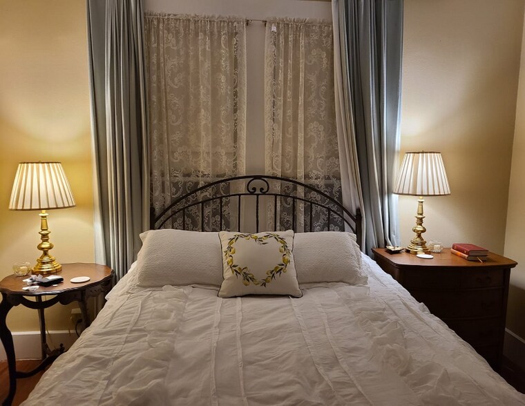 Building Photo - 819 Hackberry St