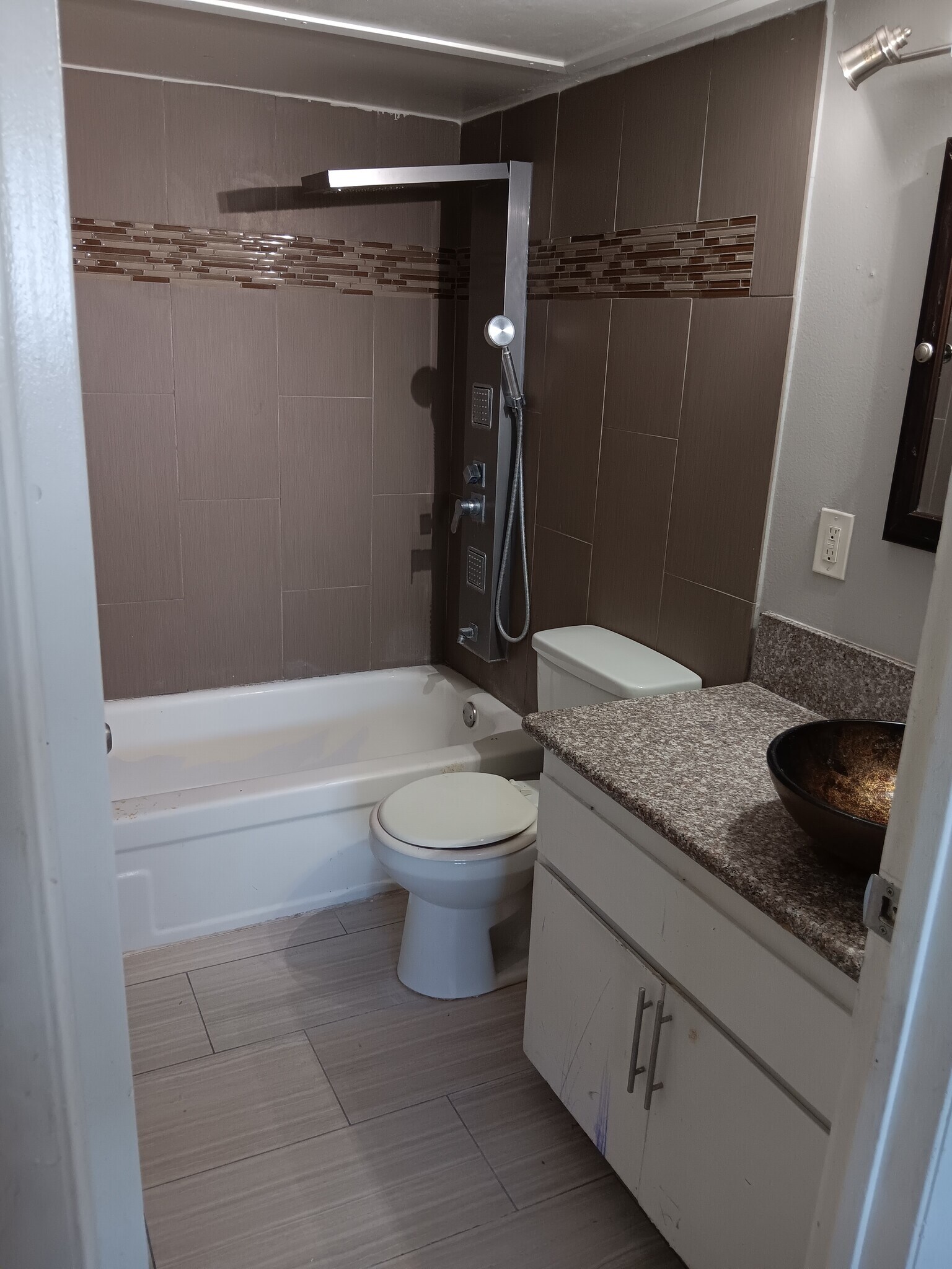 Building Photo - 565 S Royal Crest Cir