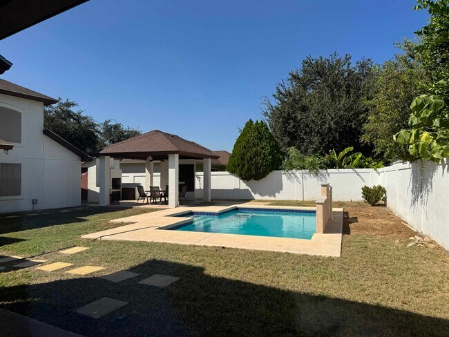 Building Photo - 9810 Spindrift Dr
