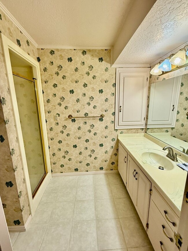 Building Photo - Distinctive and Spacious 5-BR Home in Bloomington