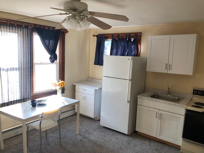 Kitchen with appliances - 3800 Ridgecroft Rd