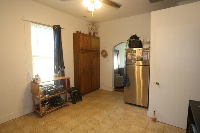 Building Photo - 430 S Racine Ave