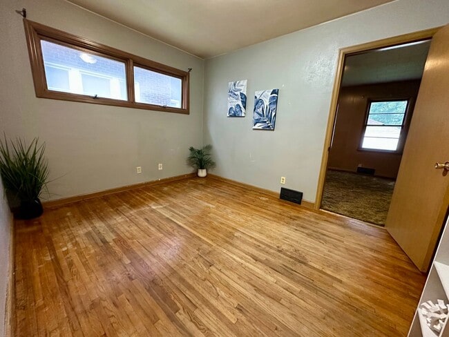Building Photo - 3bed, 1 bath home for rent in Waterloo.