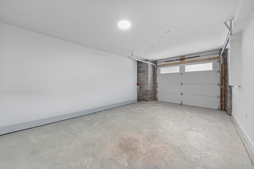 Building Photo - 35 Woodside Pl